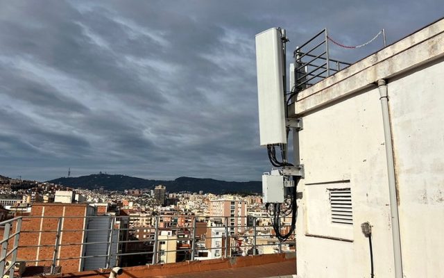 Remote radio units mounted on a communications tower
