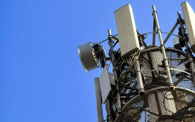 Microwave antenna equipment on a base station
